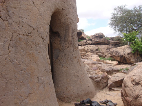 Entrée de l'endroit d'où disparut Cheikh Omar al-Foutiyyu, fortifié pour la mémoire !!