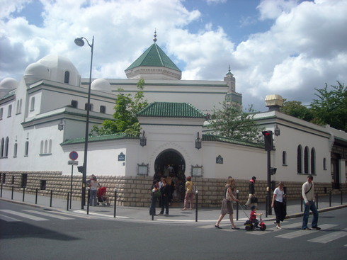 la pose de la première pierre de la Grande mosquée de Paris dans l’entre-deux-guerres a été rehaussée par la présence de El Hadji Abdou Hamid Kane, venu y représenter Seydi El Hadji Malick Sy