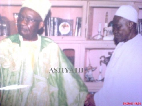 SERIGNE MANSOUR SY BOROOM DAARAJI VENU RENDRE VISITE A SERIGNE AHMED SY A LA RUE THIERS SUITE AU DÉCÈS DE SON ÉPOUSE SOKHNA SAFIETOU GUEYE