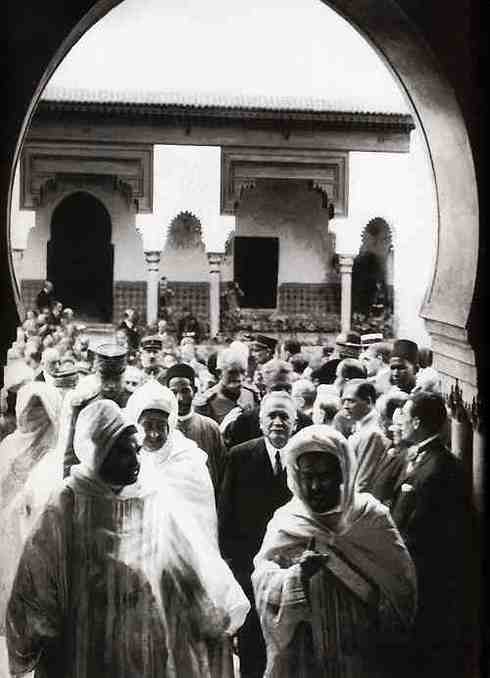 L’inauguration de la Mosquée de Paris. Au premier plan, à droite de l’image, Si Kaddour Ben Ghabrit. Derrière lui, Gaston Doumergue, le Président de la République, en présence d'Elhadj Abdoul Hamid Kane représentant El Hadj Malick Sy pour l'AOF