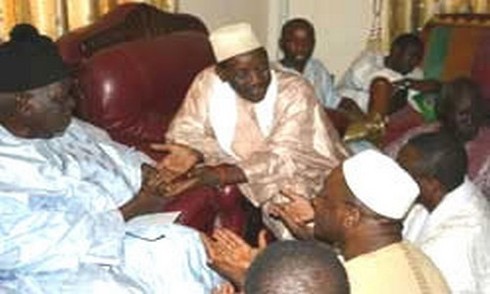 Serigne Maodo Sy ibn El Hadj Abdoul Aziz Dabakh au nom du Khalif général des Tidianes SErigne Mansour Sy Boroom Daaraji avec une forte délégation rendant visite au Defunt Khalife Général des Mourides Serigne Mouhamadoul Amine Bara Mbacké