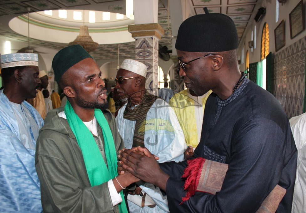 Serigne Abdou Sy Ibn Serigne Cheikh Tidiane Sy Al Maktoum en compagnie de Pape Khalifa Ndiaye Ibn Sokhna Khady Sy Bint Serigne Babacar Sy , Responsable du Dahira Asfiyahi