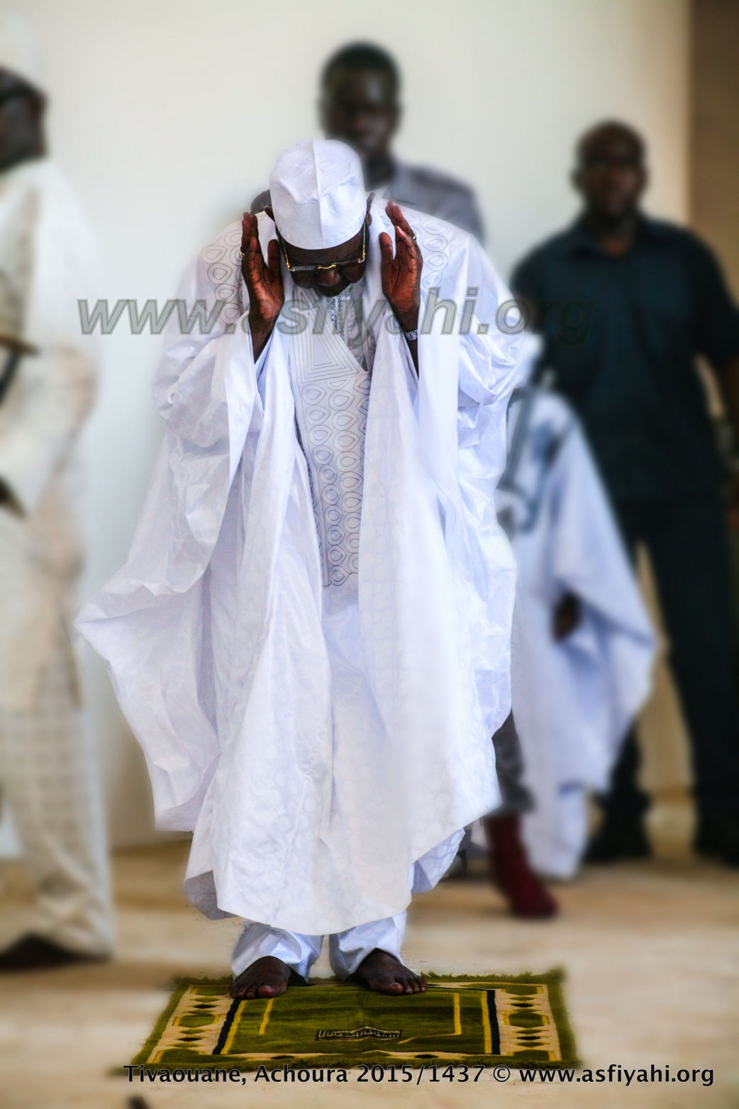 Serigne Abdoul Aziz SY Al Amine accomplissant la Prière de Tisbar (Dhuhr)