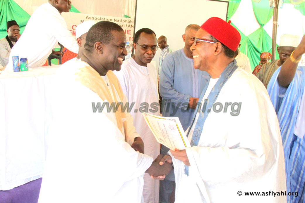 Serigne Mame Ass Sy Djamil remettant un diplôme de témoignage de satisfaction de l'association à Serigne Cheikhou Oumar SY Djamil