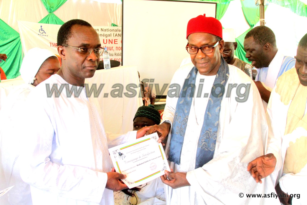 Dr Habib SY recevant un témoignage de satisfaction