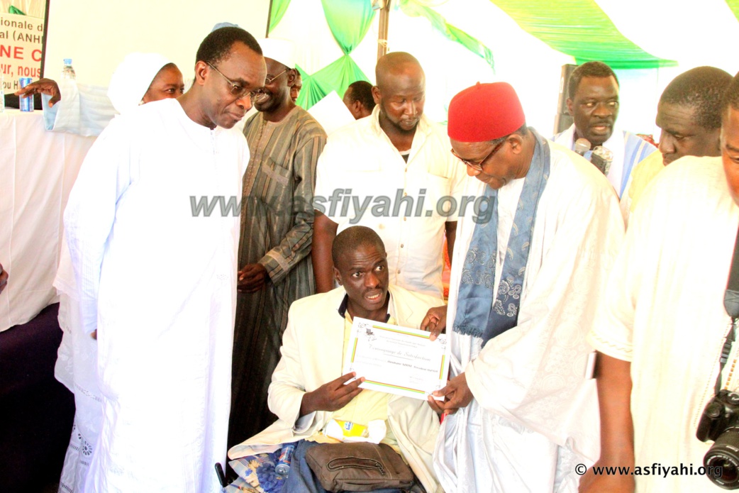 Le president de l’Association nationale des personnes accidentées vivant avec un handicap (ANPAV), Ousmane Ndoye, recevant un témoignage de satisfaction